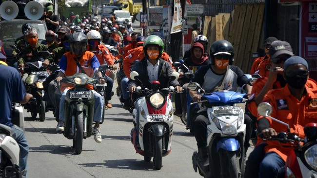 KPU di berbagai daerah meminta paslon dan pendukungnya tak menggelar arak-arakan pada tahapan pengundian nomor urut paslon besok.