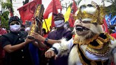 FOTO: Konvoi Daftar Pilkada Serentak di Tengah Pandemi Pasangan calon wali kota dan wakil wali kota dari sejumlah daerah secara serentak mendaftarkan diri dengan melakukan konvoi bersama pendukung di tengah pandemi.
