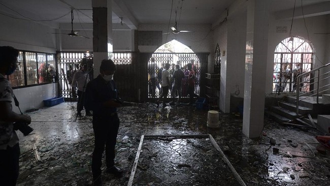 Ledakan di sebuah masjid di Bangladesh tewaskan 16 orang dan sebabkan puluhan orang lain luka-luka.