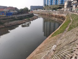 Saksi Dengar Keributan Sebelum Mayat Pria Ditemukan di Kali Ciliwung Jaktim