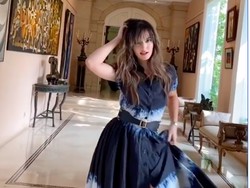 Baju Kembaran Nia Ramadhani dengan Artis Korea yang Jadi Sorotan