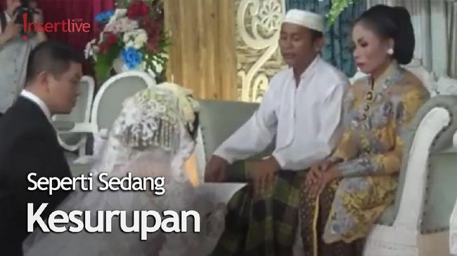 Viral Video Wanita Menangis Histeris Saat Sungkeman Netizen Ngakak Viral Video Wanita Menangis Histeris Saat Sungkeman Netizen Ngakak