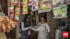 Petugas Badan Pusat Statistik (BPS) melakukan sensus penduduk secara langsung ke permukiman warga di Duren Tiga, Jakarta, Sabtu, 5 September 2020. BPS melakukan sensus penduduk secara tatap muka mulai 1 September 2020 untuk mencatat penduduk Indonesi