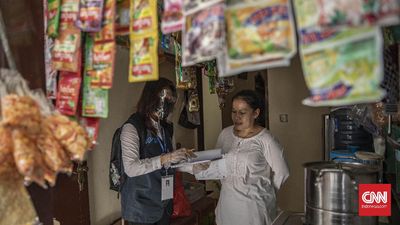 Petugas Badan Pusat Statistik (BPS) melakukan sensus penduduk secara langsung ke permukiman warga di Duren Tiga, Jakarta, Sabtu, 5 September 2020. BPS melakukan sensus penduduk secara tatap muka mulai