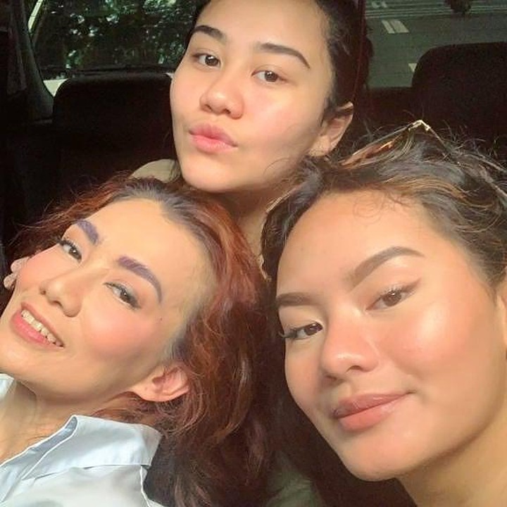 <p>Kakak beradik yang usianya hanya beda setahun ini punya hubungan yang sangat akrab dengan sang ibu. (Foto: Instagram @rezaartameviaofficial)</p>