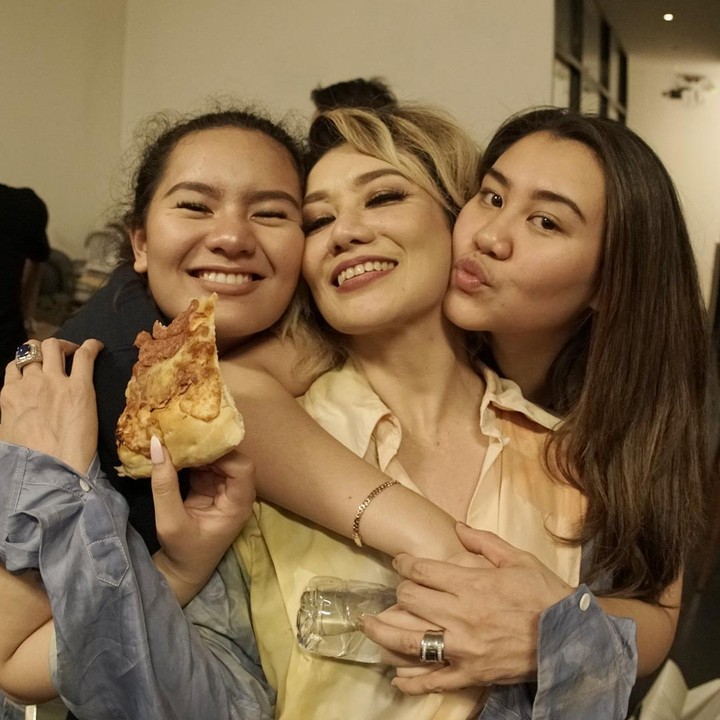 <p>Dari foto-foto yang diunggah Reza Artamevia ke Instagram, tampak kedekatan penyanyi cantik ini dengan kedua putrinya. (Foto: Instagram @rezaartameviaofficial)</p>