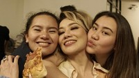 <p>Dari foto-foto yang diunggah Reza Artamevia ke Instagram, tampak kedekatan penyanyi cantik ini dengan kedua putrinya. (Foto: Instagram @rezaartameviaofficial)</p>