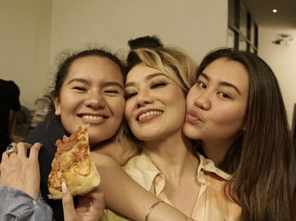 7 Potret Reza Artamevia dan 2 Putrinya, Akrab Seperti Sahabat