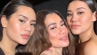<p>Reza Artamevia selfie bareng kedua anaknya, seperti kembar ya, Bunda. (Foto: Instagram @rezaartameviaofficial)</p>