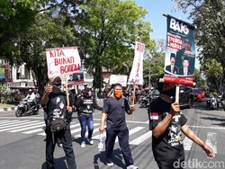 Daftar Pilkada Solo, Pendukung Bajo Bawa Poster Kami Bukan Boneka