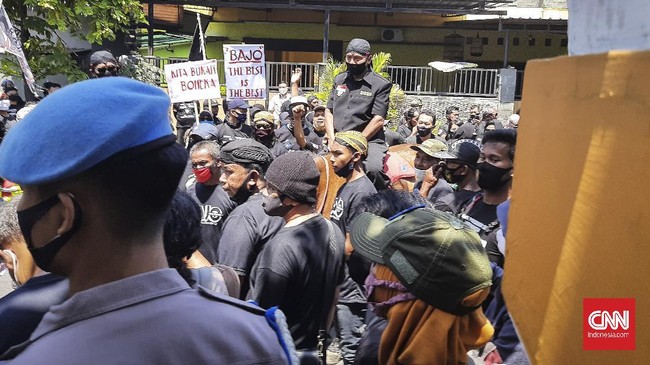 Pendukung pasangan jalur independen Pilkada Solo, Bagyo Wahyono-FX Suparjo lebih ramai dibanding saat pasangan Gibran Rakabuming-Teguh Prakosa mendaftar ke KPU.