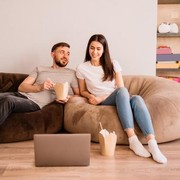 Ladies, Wajib Tahu! Ini Tanda Pria Hanya Menganggapmu Sebagai Teman