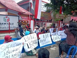 Paslon Independen Tak Lolos, Simpatisannya Geruduk Bawaslu Kota Blitar