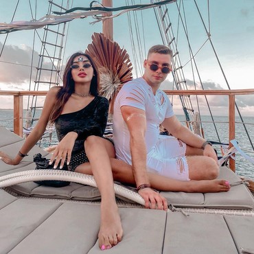 Netizen Heboh Lihat Pose Duduk Pacar Bule Millendaru