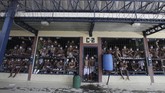 FOTO: Gengster El Salvador di Antara Politik dan Covid-19 Anggota geng berjubel di dalam penjara El Salvador di tengah pandemi Covid-19. Mereka juga diduga dilobi untuk kepentingan politik