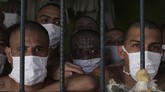 FOTO: Gengster El Salvador di Antara Politik dan Covid-19 Anggota geng berjubel di dalam penjara El Salvador di tengah pandemi Covid-19. Mereka juga diduga dilobi untuk kepentingan politik