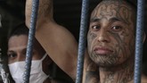 FOTO: Gengster El Salvador di Antara Politik dan Covid-19 Anggota geng berjubel di dalam penjara El Salvador di tengah pandemi Covid-19. Mereka juga diduga dilobi untuk kepentingan politik