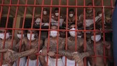 FOTO: Gengster El Salvador di Antara Politik dan Covid-19 Anggota geng berjubel di dalam penjara El Salvador di tengah pandemi Covid-19. Mereka juga diduga dilobi untuk kepentingan politik