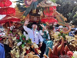 Daftar ke KPU Situbondo, Karunia Naik Kereta Kencana, Mulya Abadi Jalan Kaki