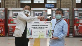 Tekan Penyebaran Covid di KRL, Plossa Bagi-bagi 'Health Kit'