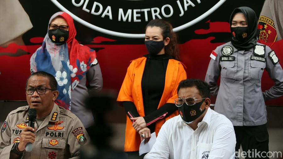 Polisi menggelar jumpa pers terkait penangkapan penyanyi Reza Artamevia terkait penyalahgunaan narkoba. Reza turut dihadirkan dengan memakai baju tahanan.