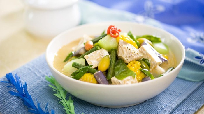 Common ingredients are young unripe jackfruit, eggplant, chayote, melinjo beans and leaves, long beans, green chili pepper, tofu and tempeh all cooked in coconut milk soups and sometimes enrichen with chicken or beef stock. The bumbu spice mixture includes ground chili pepper (optional, depends on desired degree of spiciness), shallot, garlic, candlenut, coriander, kencur powder, turmeric powder (optional), dried shrimp paste, salt and sugar.