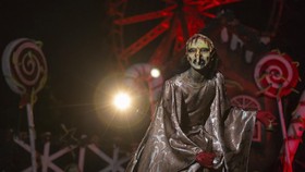 FOTO: Dikepung 'Setan' di Taman Hiburan Brazil