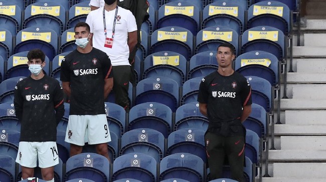 Viral video Cristiano Ronaldo kena tegur karena tidak memakai masker saat timnas Portugal mengalahkan Kroasia pada laga UEFA Nations League.
