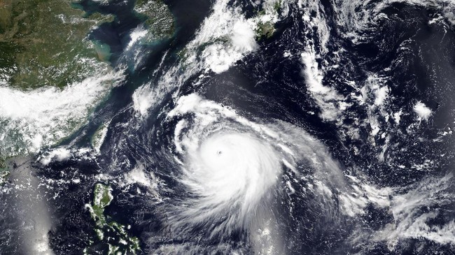 Lebih dari 200 ribu penduduk Kyushu, Jepang, diminta untuk mencari perlindungan di tempat penampungan menyusul ancaman terjangan Topan Haishen,