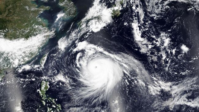 Ancaman Topan Dahsyat, 200 Ribu Warga Kyusu Diminta Evakuasi Lebih dari 200 ribu penduduk Kyushu, Jepang, diminta untuk mencari perlindungan di tempat penampungan menyusul ancaman terjangan Topan Haishen,