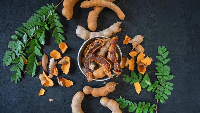 Asam jawa ternyata lebih dari sekadar pelengkap masakan atau campuran minuman. Anda bisa mendapatkan aneka manfaat kesehatan dari asam jawa.