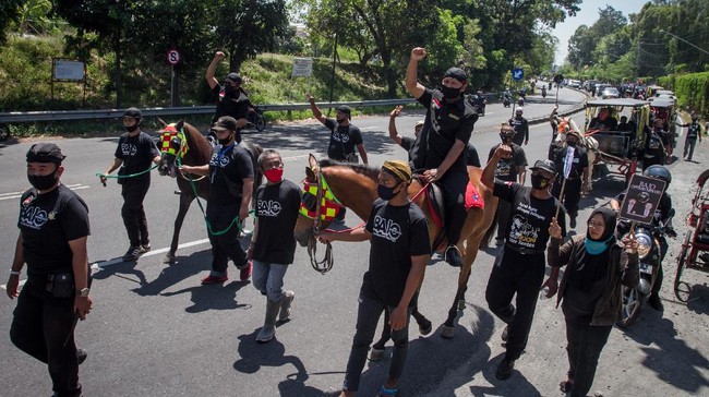 Pasangan calon kepala daerah Solo, Gibran-Teguh dan Bagyo Supardjo saling unjuk kekuatan jumlah massa saat mendaftar ke KPU Kota Solo.