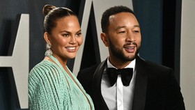 Bukan Keguguran, Chrissy Teigen Pernah Aborsi Demi Selamatkan Nyawanya