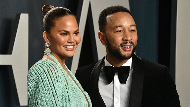 Chrissy Teigen Keguguran usai Dilarikan ke Rumah Sakit Model istri John Legend, Chrissy Teigen, mengalami keguguran setelah dilarikan dan menjalani perawatan di rumah sakit karena pendarahan besar.