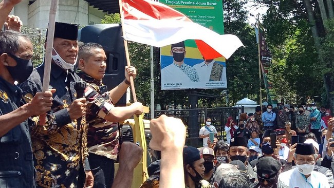 Salah satu isi petisi menyebutkan bahwa penangkapan tokoh KAMI diyakini mengandung tujuan politis. KAMI gagal menyerahkan petisi itu ke Kapolri.