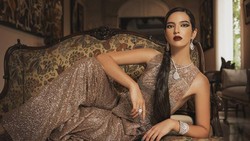 Harga Outfit Capai Rp3 M, Nia Ramadhani Pemotretan Gaya Sultan