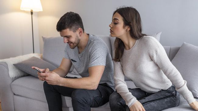 Cemburu dalam hubungan romantis adalah hal alami. Sebaiknya cemburu tak dibiarkan tak terkendali. Berikut cara mengatasi cemburu dengan sehat dalam hubungan