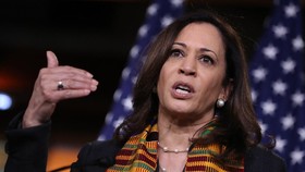 Kamala Harris dan Arti Simbol Mutiara di Pilpres AS 2020