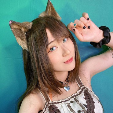 Cosplay Jadi Kucing, Larissa Rochefort Bikin Netter Geregetan