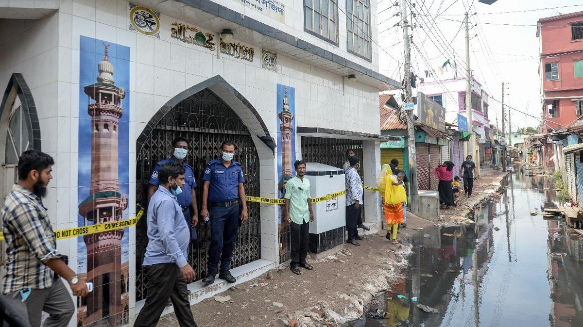 FOTO: Ledakan Maut di Masjid Bangladesh