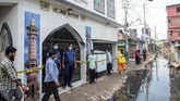 FOTO: Ledakan Maut di Masjid Bangladesh Ledakan diduga akibat kebocoran gas terjadi di sebuah masjid di distrik Narayanganj, Bangladesh, menewaskan 24 orang.