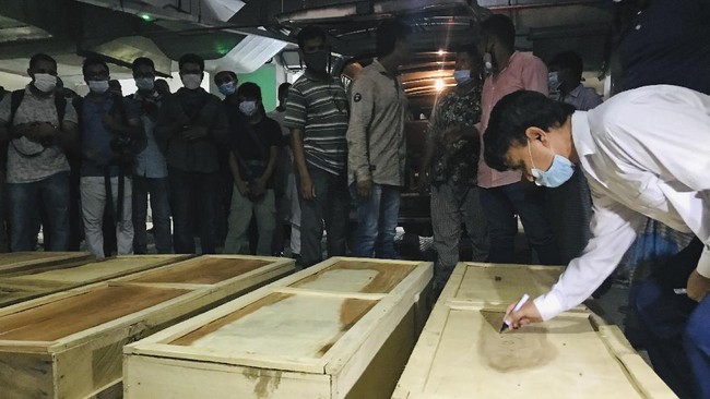 FOTO: Ledakan Maut di Masjid Bangladesh