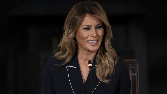 Ibu Negara AS, Melania Trump, meresmikan pemugaran lapangan tenis Gedung Putih beberapa pekan menjelang lengser.