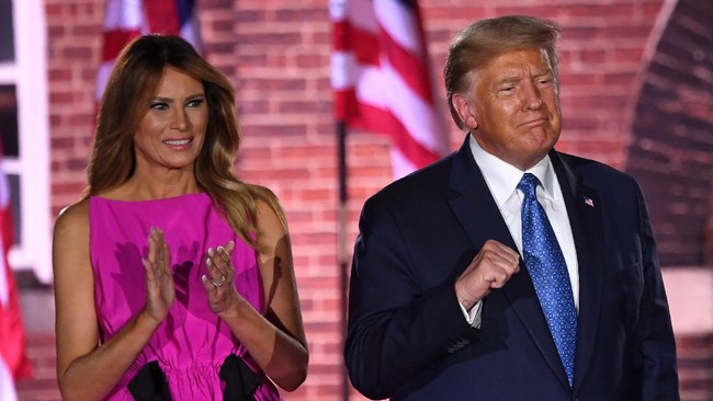 Warganet mengeluarkan komentar beragam usai Presiden AS Donald Trump dan istrinya positif Covid-19 dan jalani karantina mandiri.