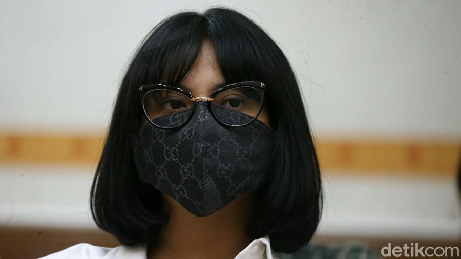 Momen Vanessa Angel Jalani Sidang Kasus Kepemilikan Narkoba Vanessa Angel menjalani sidang kasus kepemilikan narkoba di PN Jakarta Barat, Senin (7/9). Sidang kali ini beragendakan mendengarkan keterangan saksi.
