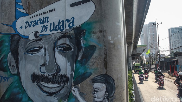 Mural bergambar sosok aktivis HAM Munir Said Thalib hiasi sudut Ibu Kota Jakarta. Mural itu dibuat untuk mengenang sang aktivis yang meninggal 16 tahun silam.
