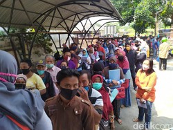Miris, Ratusan Pemohon Banpres Usaha Mikro di Mojokerto Abaikan Jaga Jarak