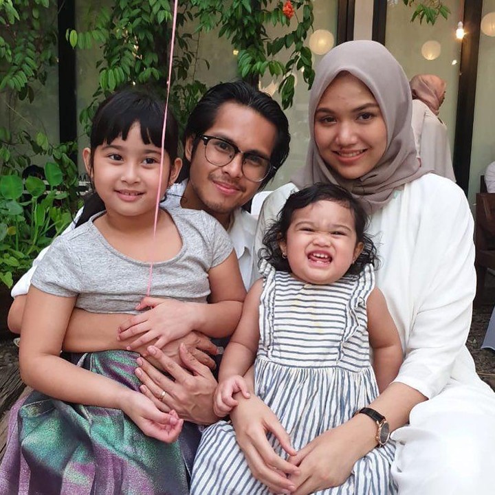 <p>Raka kini sudah tumbuh dewasa dan berkeluarga. Ia telah dikaruniai dua anak perempuan, Bunda. (Foto: Instagram @raka.widyarma)</p>