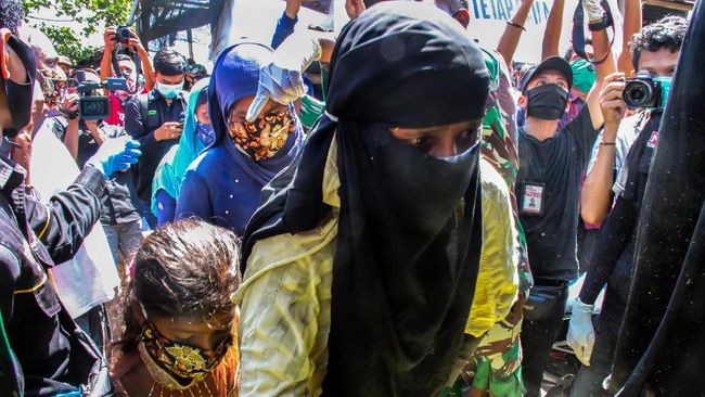 Pengakuan Tentara Myanmar, Perkosa dan Kubur Warga Rohingya Dua mantan tentara Myanmar bersaksi lewat sebuah video mengenai kekejaman terhadap etnis minoritas Muslim Rohingya.