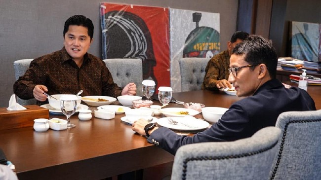 Menteri BUMN Erick Thohir terlihat bertemu dengan Menparekraf Sandiaga Uno pada Rabu (25/10) untuk membicarakan industri pariwisata.